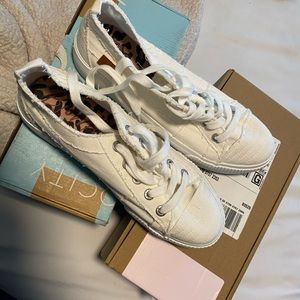 Blowfish white lace up women 10